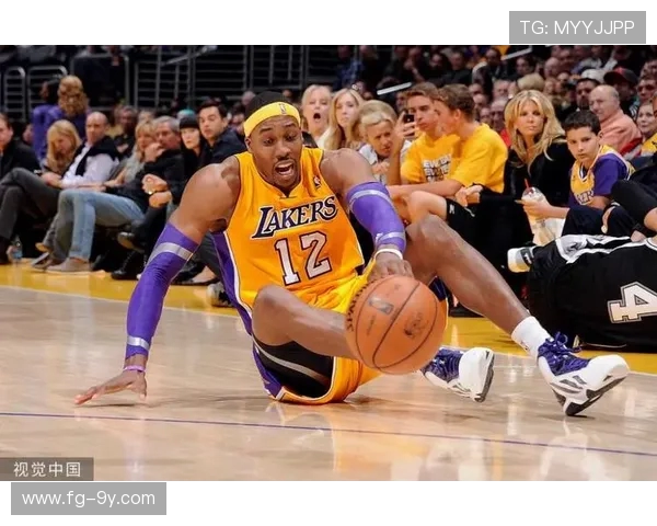 精彩过人瞬间球员摔倒跌倒引发全场惊呼惊险一刻成比赛转折点 精彩过人瞬间球员摔倒跌倒引发全场惊呼惊险一刻成比赛转折点