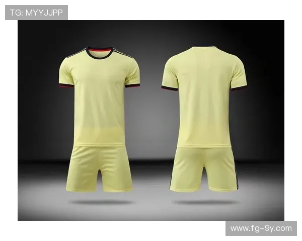 百搭感十足的足球衣T恤 穿出时尚运动风潮 引领夏日潮流新风尚